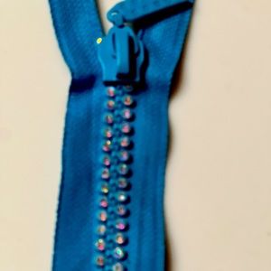NWOT RHINESTONE TURQUOISE BIG TOOTH ZIPPER. Very colorful and beautiful.
